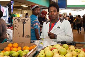 Ein südafrikanischer Rand für eine Orange oder einen Apfel das reicht nicht für die Existenz