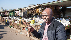 Patrick ein ehemaliger Polizist führt Touristen über die Warwick Märkte in Durban internet.jpg
