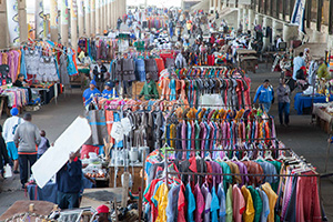 Unter den Brücken der Zufahrtsstraßen nach Durban bieten die Händler bunte Kleider für afrikanische Frauen an internet.jpg