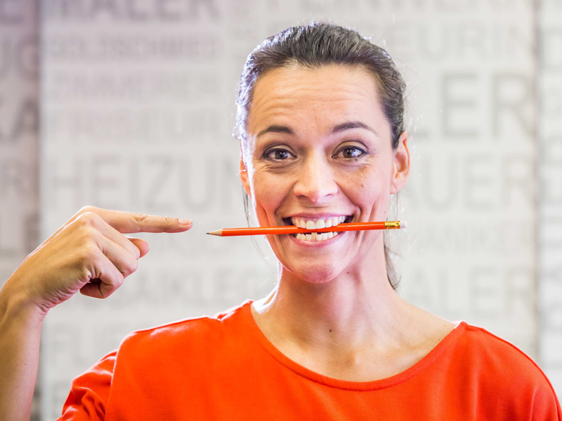 Lächeln kann man üben - ein Bleistift im Mund beim Blick in den Spiegel kann helfen. (Foto: © Inga Geiser) 