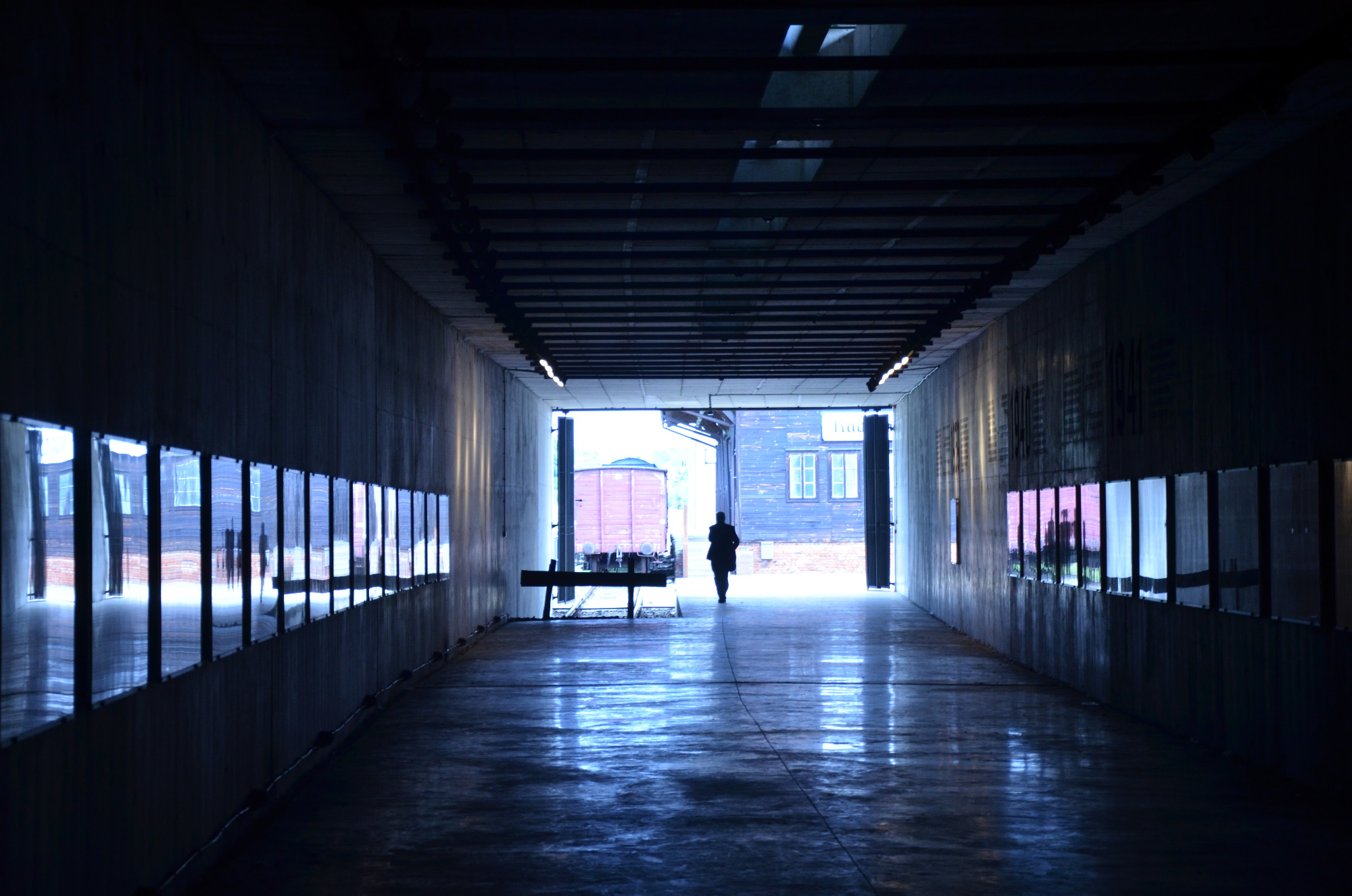 Am Ende des Tunnels in der Holocaust Gedenkstätte Radegast erwarten Besucher ein Orginal-Zug sowie das kleine, aber erschütternde Museum im hölzernen Bahnhofsgebäude. (Foto: © Jürgen Ulbrich) 